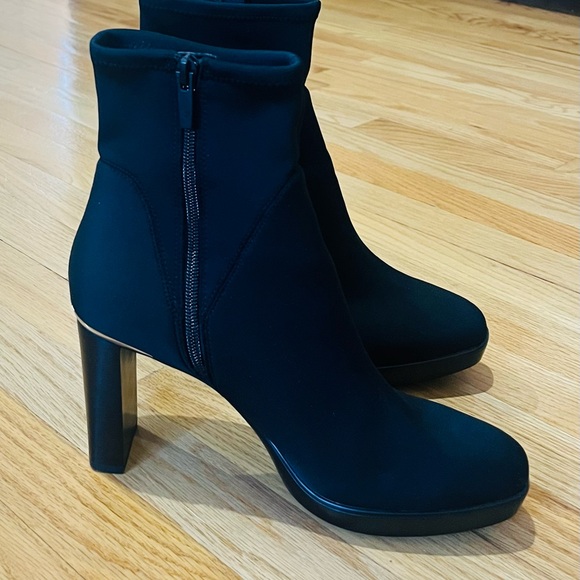 Donald J. Pliner Black Empress High Heel Boot. Size 8.5. Almost new condition. - Picture 7 of 9